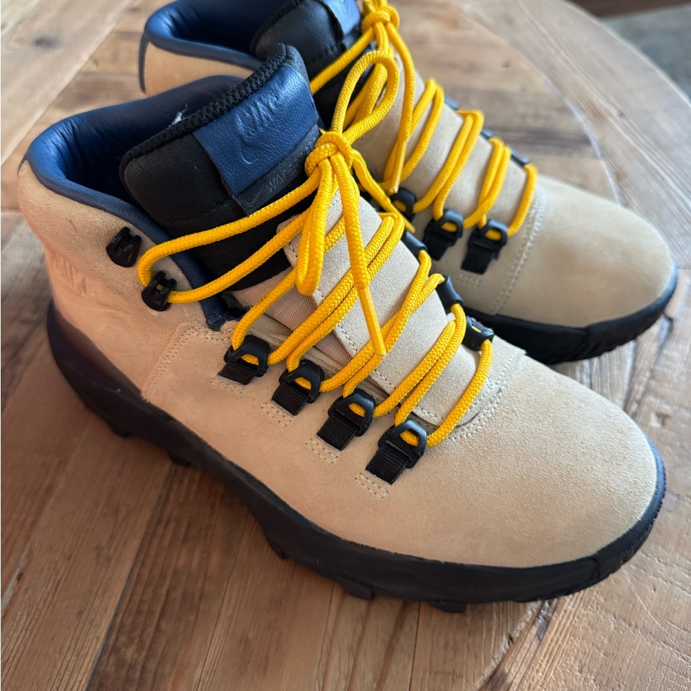 Nike Cygnal Hiking Boots size Men 6.5/womens 8